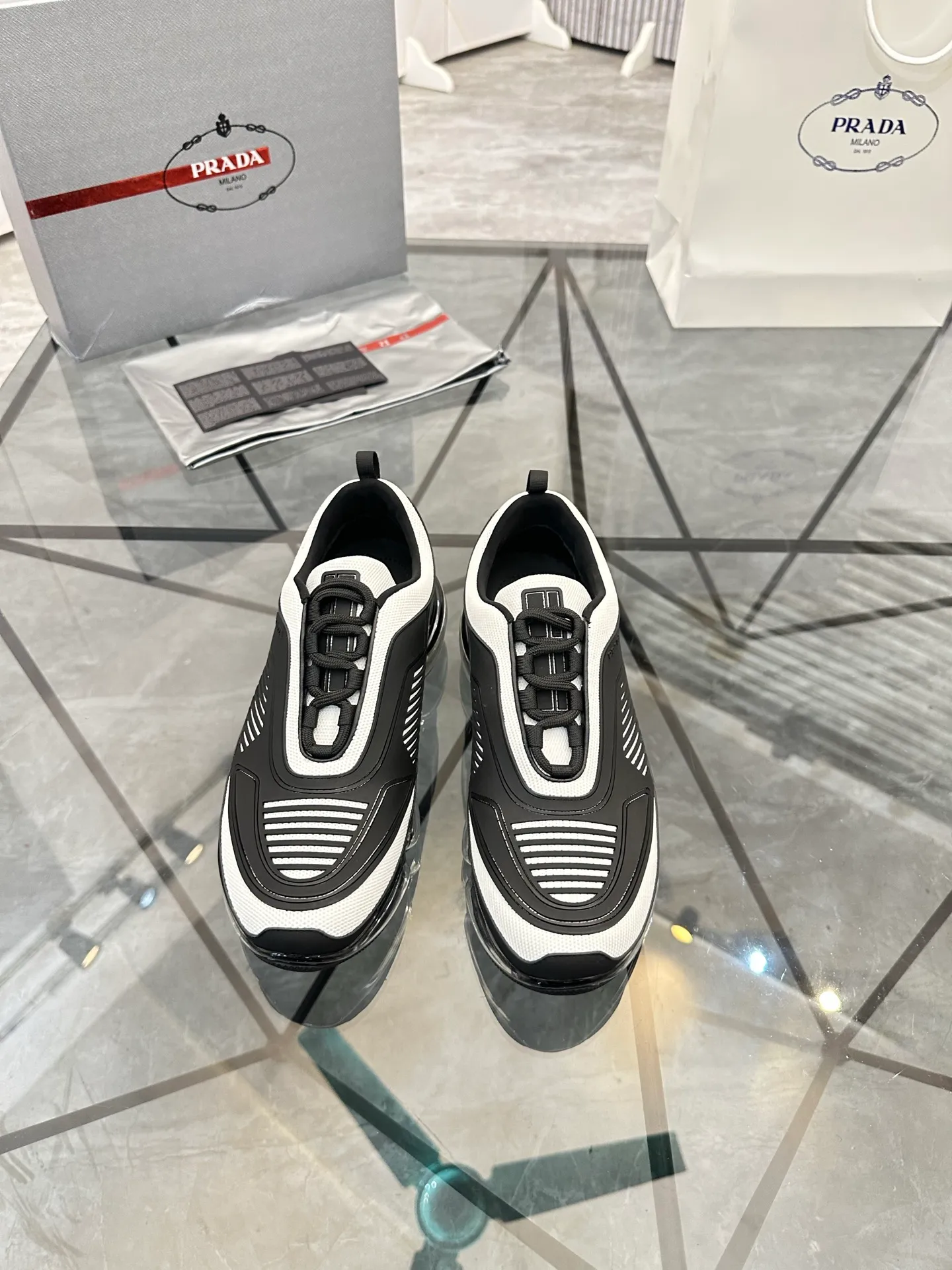 Men's shoes for sale 💰: 💰P660¥ High-end top quality Product trademark: Prada *"Prada*" low-top casual shoes Regular size: 38-45 (can be customized to 46) Product materials: Upper imported from the counter original material, breathable lining, cowhide foot pads, original air cushion outsole. No.: 001